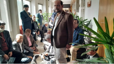 তোপের মুখে জনপ্রশাসন সচিব, কক্ষের সামনে 'বঞ্চিতদের' অবস্থান