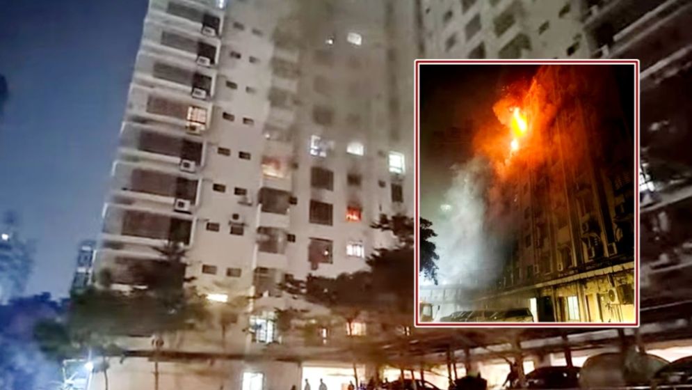 গভীর রাতে সচিবালয়ে আগুন, নিয়ন্ত্রণে ১৬ ইউনিট