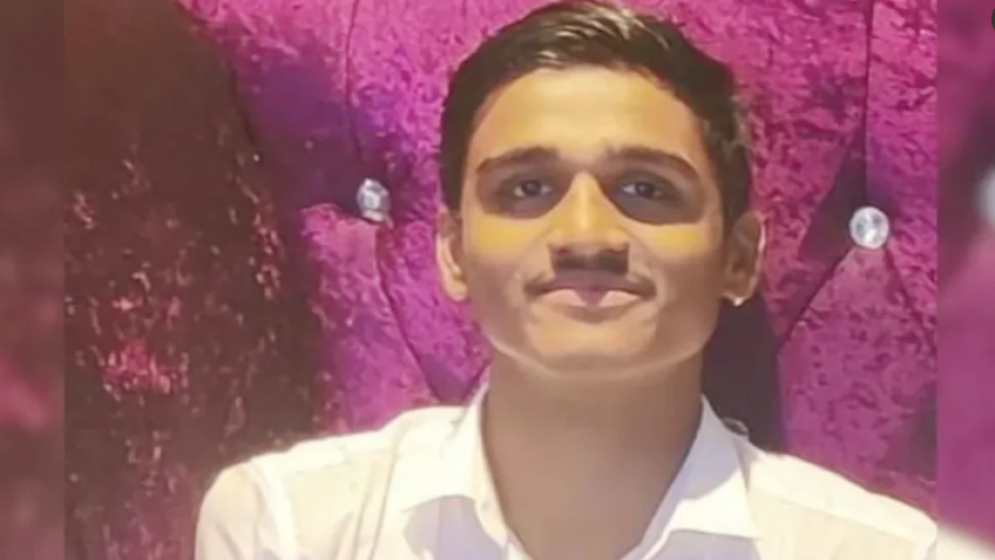 বেতন সাকল্যে ১৮ হাজার, প্রেমিকাকে উপহার ২৯ কোটির ফ্ল্যাট