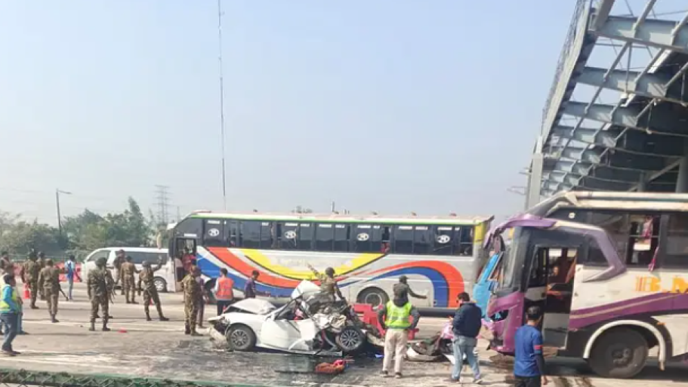 টোল প্লাজায় প্রাইভেটকারের পেছনে বাসের ধাক্কা, ৫ নারী নিহত