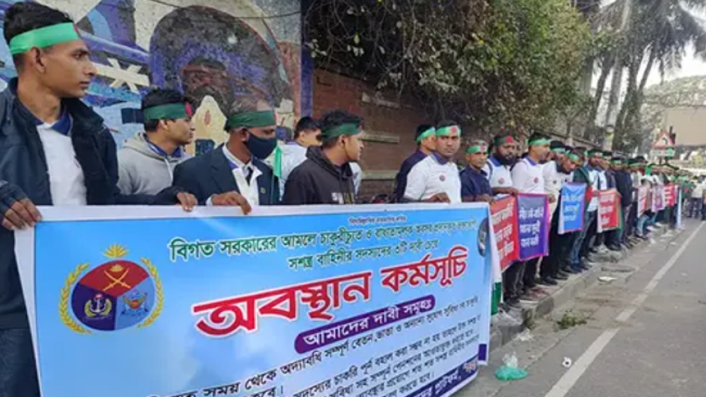 জাহাঙ্গীর গেটের সামনে চাকরিচ্যুত সেনা সদস্যদের অবরোধ