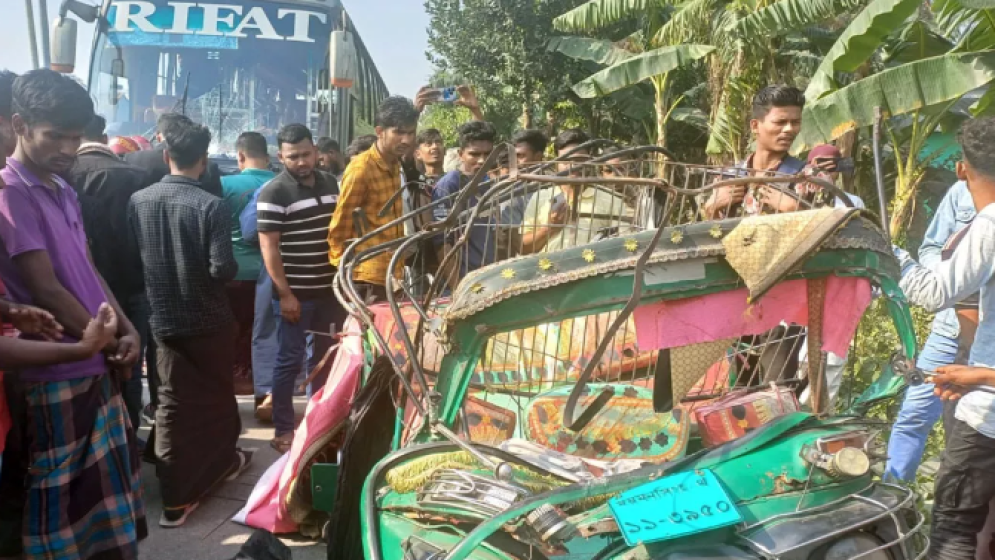 শেরপুরে কুকুর বাঁচাতে গিয়ে বাসের নিচে সিএনজি, নিহত ৫