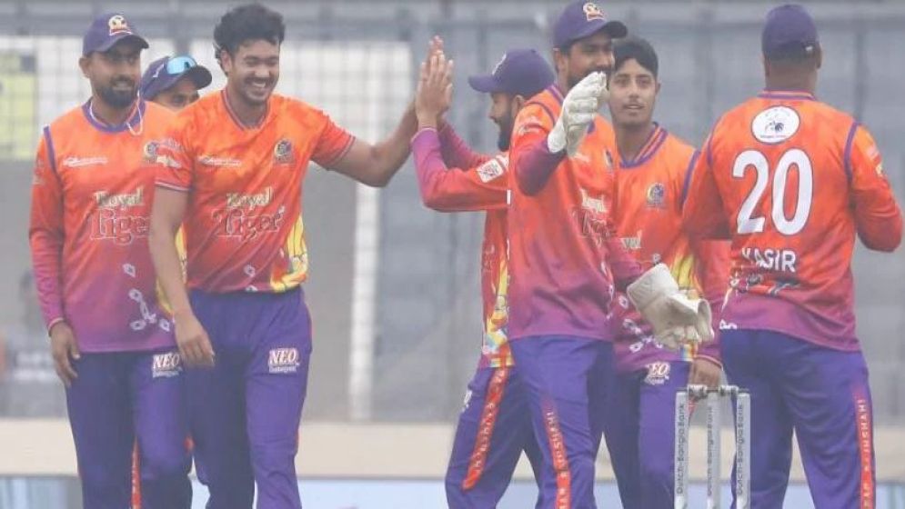 ৭ উইকেট নিয়ে বিশ্ব রেকর্ডে নাম লিখলেন তাসকিন
