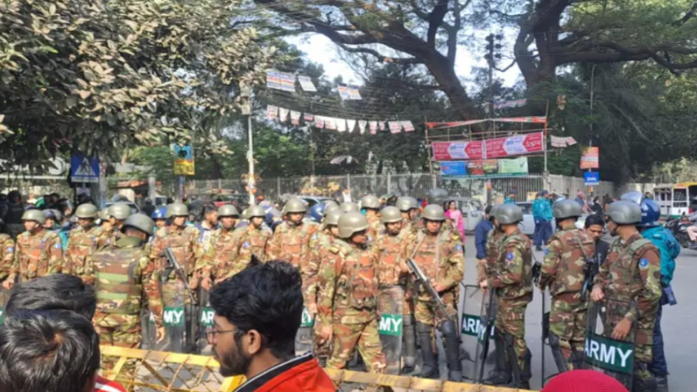 মাঠে আদালত স্থাপনের প্রতিবাদ, লাঠি হাতে অবস্থান শিক্ষার্থীদের