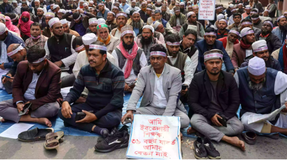 শাহবাগে অবস্থান নিয়েছেন ইবতেদায়ি শিক্ষকরা