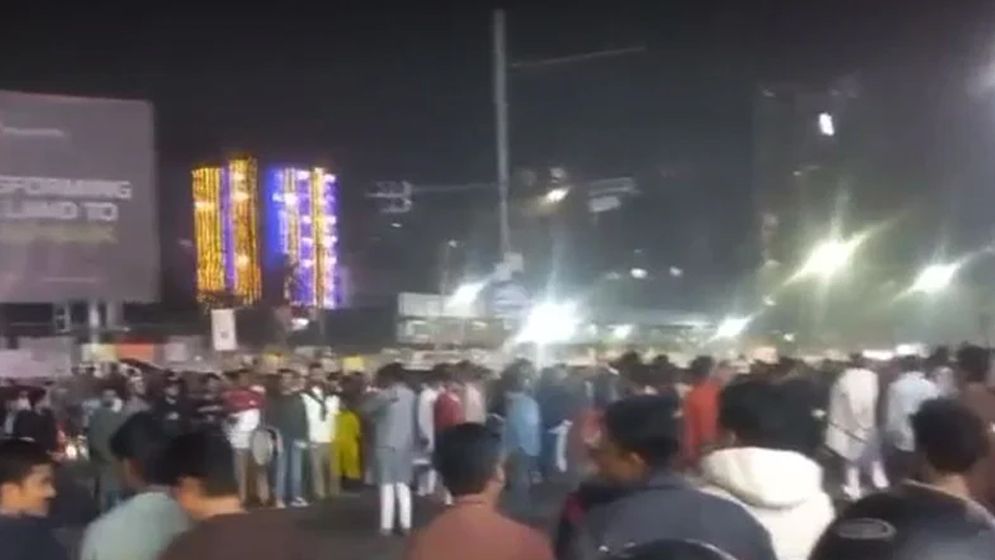 হঠাৎ গুলশান ১ নম্বরে শিক্ষার্থীদের সড়ক অবরোধ