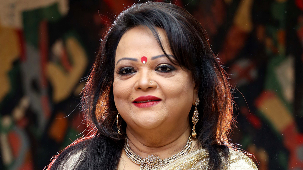 গাইতে গাইতে মঞ্চে লুটিয়ে পড়লেন সাবিনা ইয়াসমিন