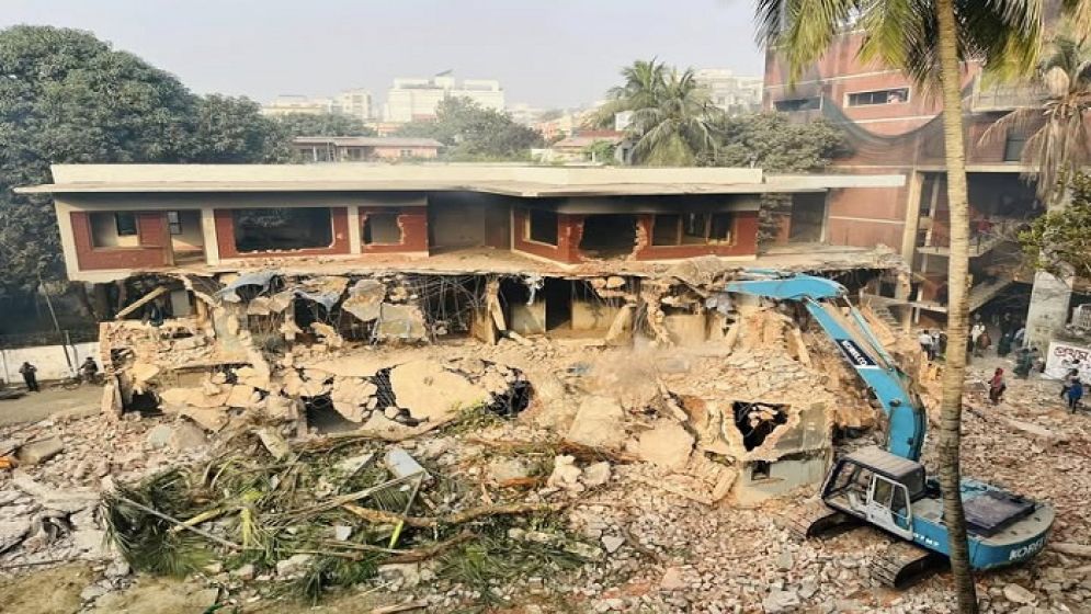 বত্রিশ নম্বর বাড়ির বেশির ভাগ অংশই ভাঙা শেষ