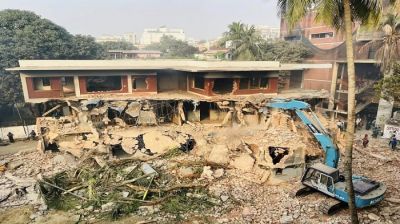 বত্রিশ নম্বর বাড়ির বেশির ভাগ অংশই ভাঙা শেষ