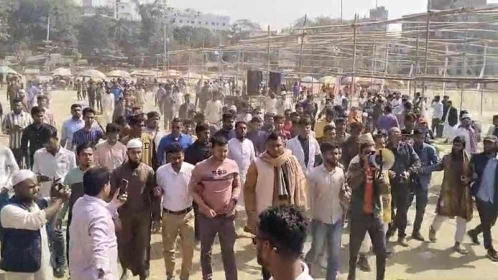খণ্ড খণ্ড মিছিল নিয়ে সমাবেশস্থলের পথে নেতাকর্মীরা