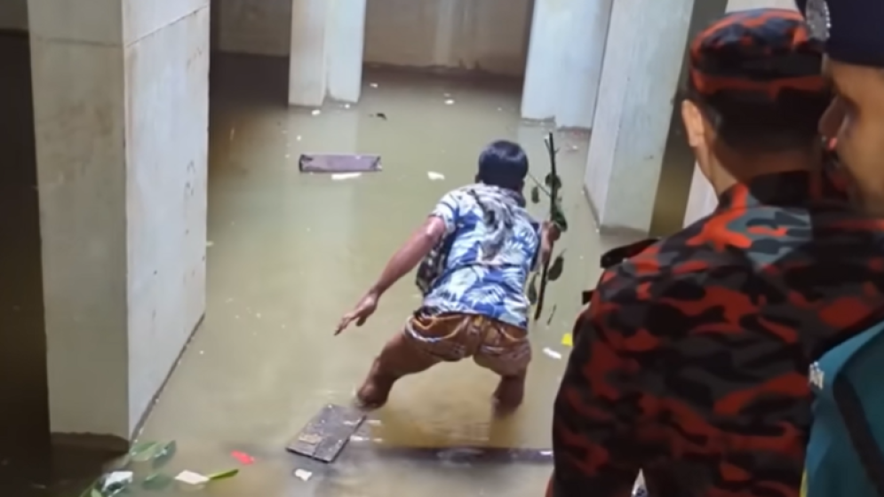 ৩২ নম্বরের বেজমেন্ট থেকে সরানো হচ্ছে পানি