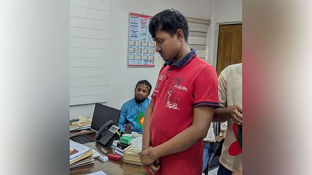 হেনস্তাকারীকে ছাড়াতে শাহবাগ থানায় একদল ব্যক্তি