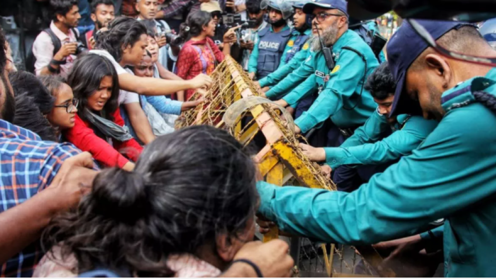 যমুনা অভিমুখে ধর্ষণবিরোধী পদযাত্রায় পুলিশের বাধা, হাতাহাতি