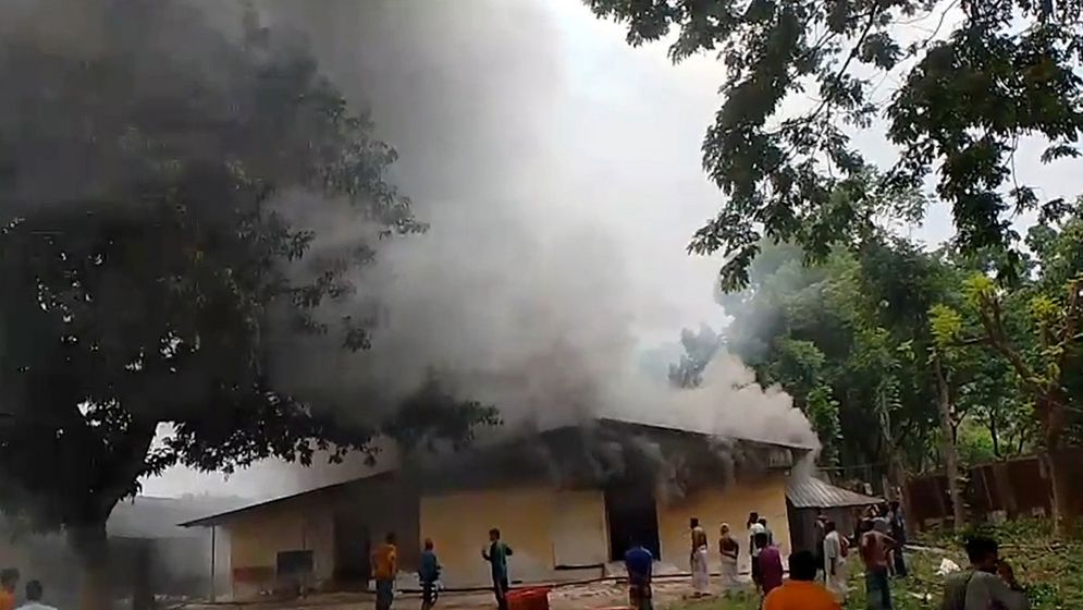 যশোরে পোল্ট্রি ফার্মে ভয়াবহ আগুন, ৪৫ হাজার মুরগি পুড়লো