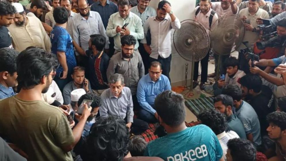 শিক্ষা উপদেষ্টার সঙ্গে আলোচনার পরও অব্যাহত কুয়েটের অনশন