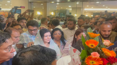 বাবার কবর জিয়ারত জোবাইদার, মাকে নিলেন বাসায়