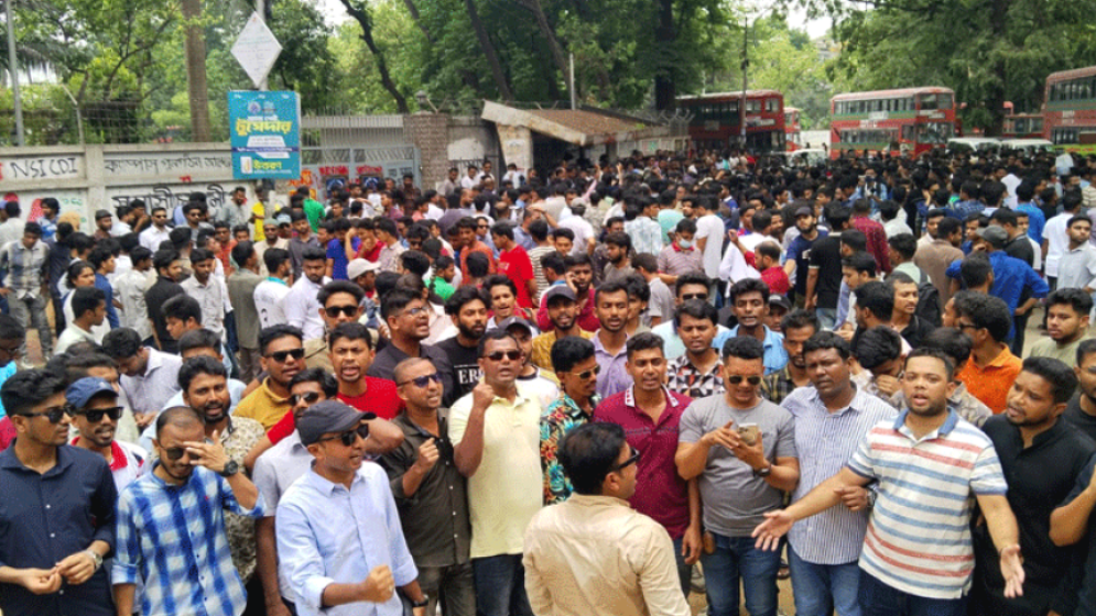ঢাবিতে শিক্ষার্থী হত্যার প্রতিবাদে  বিক্ষোভ, ভিসি-প্রক্টরের পদত্যাগ দাবি
