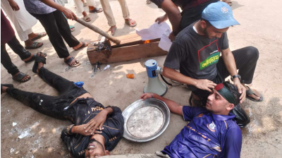 জবি শিক্ষার্থীদের লংমার্চ, টিয়ারগ্যাস ও সাউন্ড গ্রেনেড নিক্ষেপ